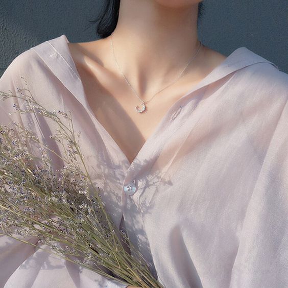 最爱简约范儿!朴信惠、IU都钟爱的锁骨链,学习韩国女艺人搭出时尚SENSE