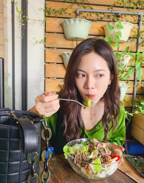 新晋人妻乔乔拥有女生们羡慕的纤瘦而匀称好身材！她曾分享了自己正常饮食不挨饿，同时又能Keep住身材的4大方法，半年内还轻松瘦了4KG！下面带大家一起来笔记她的秘诀吧～