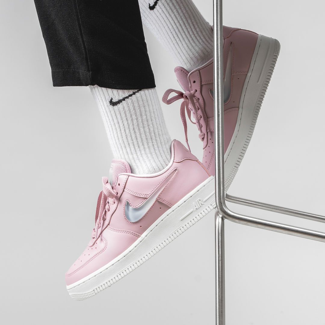 NIKE-WMNS-AIR-FORCE-1-07-SE-PREMIUM-PINK-006