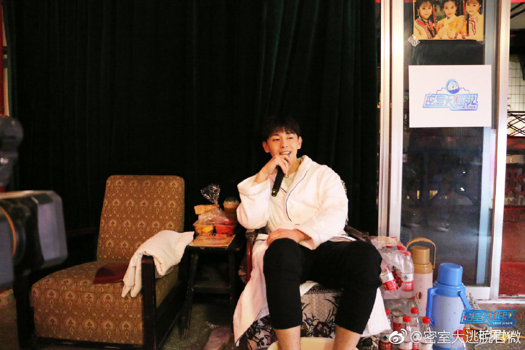 007CuWfPgy1g0onbaw8eyj31900u0x2e