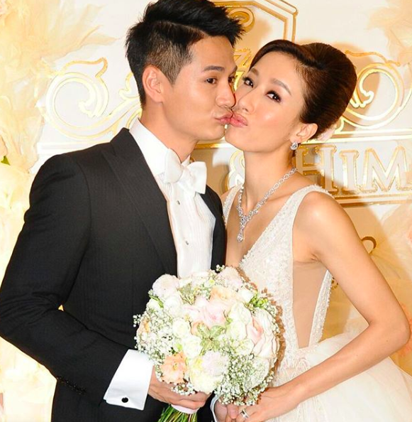 到底是什么让谦谦「抱得美人归」、婚后和杨怡保持恩爱呢?下面就来给大家列出罗仲谦的「宠妻日常」~