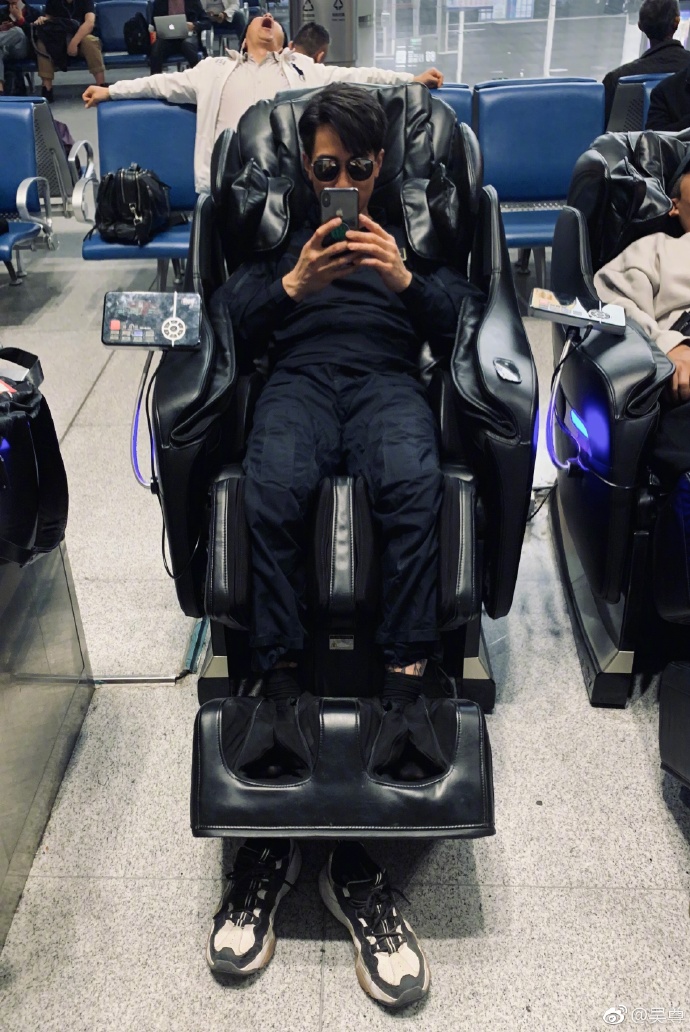 e7395209gy1g1jzvuqm9kj21q22ks4qq