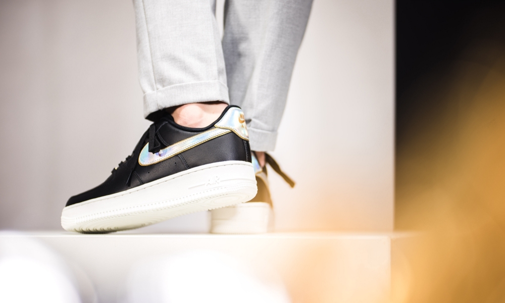nike-wmns-air-force-1-07-metallic-swoosh-pack-black-gold-ar0642-002-mood-3