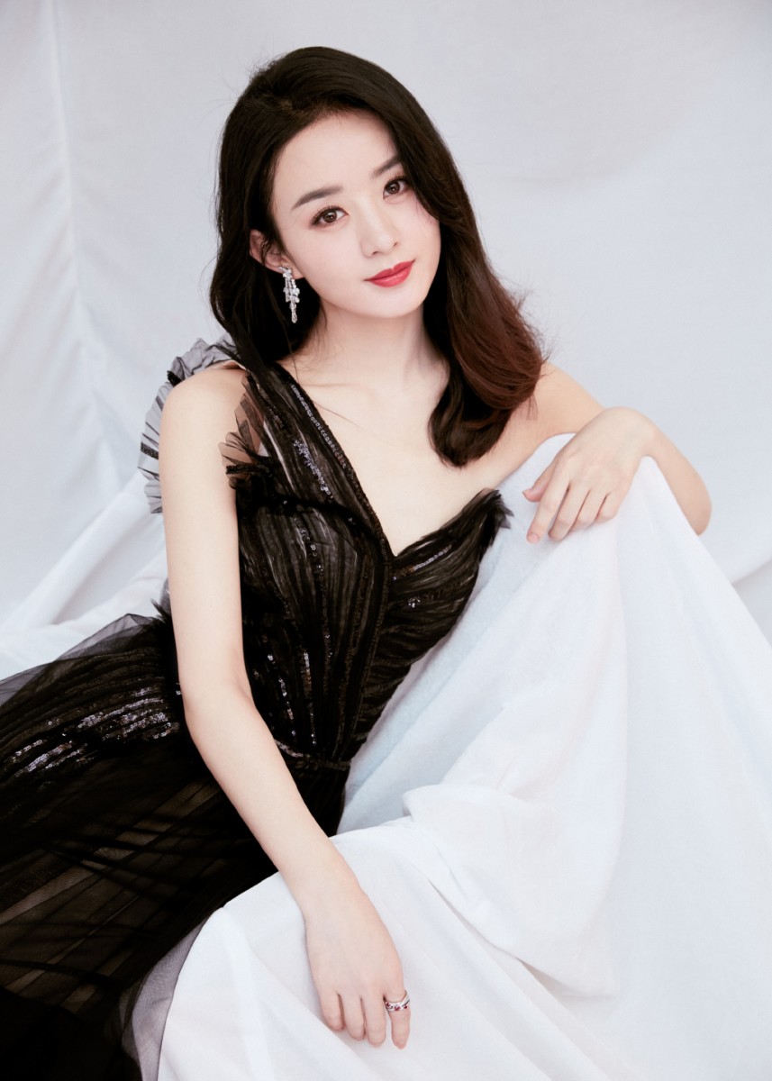 建议女生们不要用偏激极端的方法瘦身,像赵丽颖一样慢慢瘦、健康瘦,配合运动雕塑出的体态和线条更好看之余也不容易复胖哟!?❤️