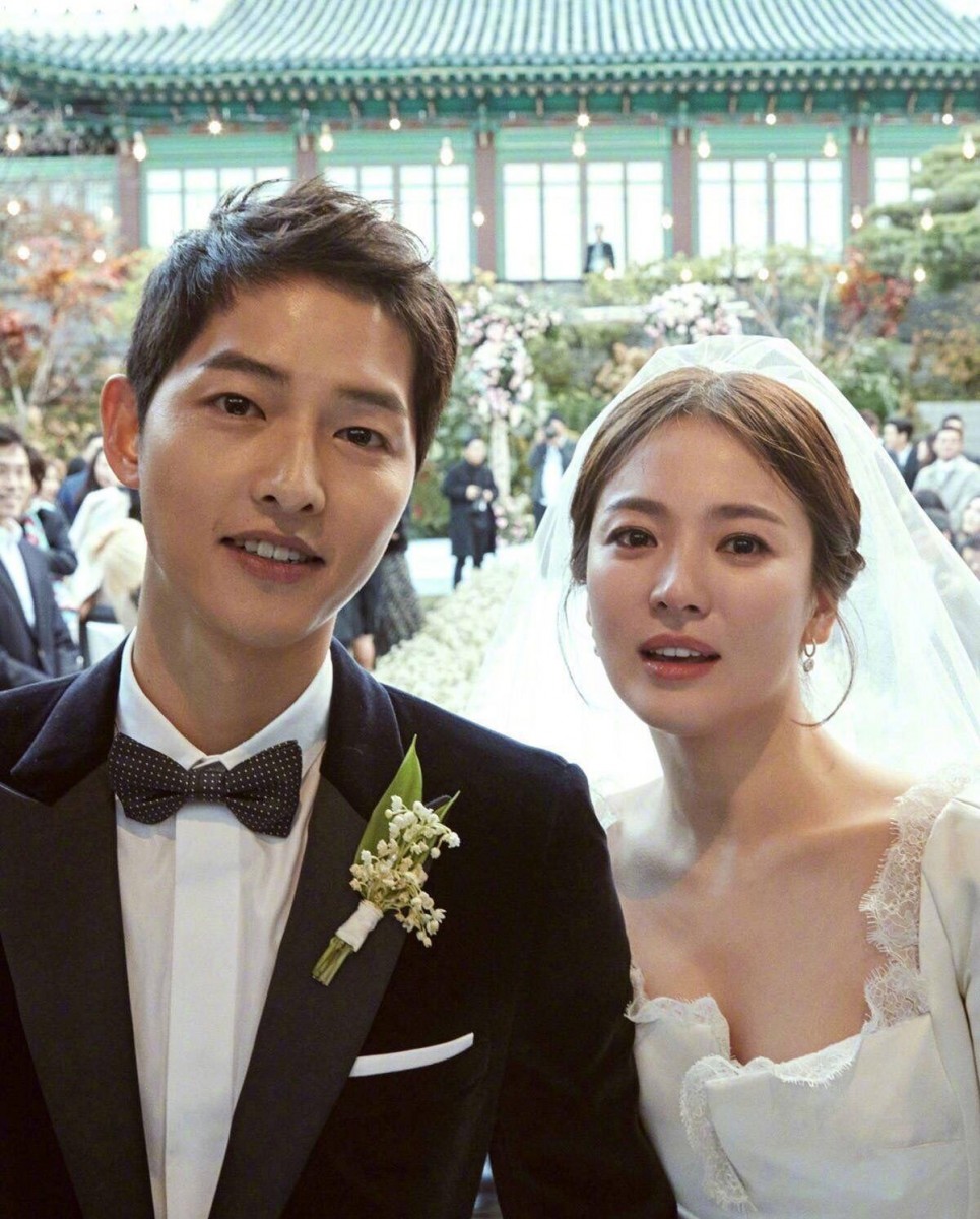 童话不是骗人的，它只是没有告诉你王子公主结婚后的故事～真正的爱是：在轰轰烈烈之后，受尽岁月与现实磨砺仍能平淡相伴、浪漫到老。