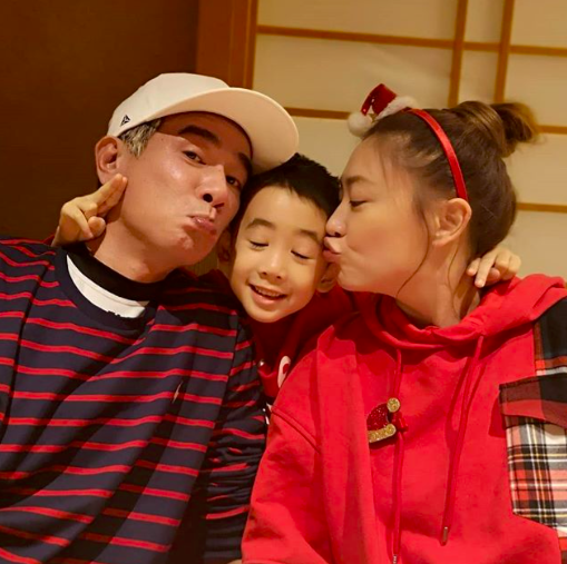 陈小春应采儿这对圈内模范夫妻2007年宣布交往,结婚至今近11年育有两子Jasper和Hoho;夫妻以及一家四口亲子之间的互动都深受观众们喜爱。