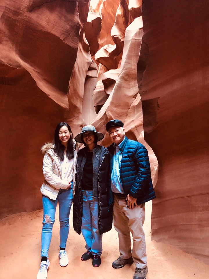 「在启程到美国前，身边亲友很多都和我说“美国治安不好”，以至于我的提防心很重。有一阵子我离开伙伴们的团队，独自报了团去了Grand Canyon和Texas旅游。当时偶然的机会认识了一对美国华裔夫妇。聊天期间他们知道我一个人旅行，也对我分外照顾，比如热情地为我买了午餐。正是这些小小的事教会我，有保护自己和防范的心固然是好事，但也不应该用狭隘的思想限制了自己，亲身体验和判断后会发现，好人好事还是很多的呢！」 