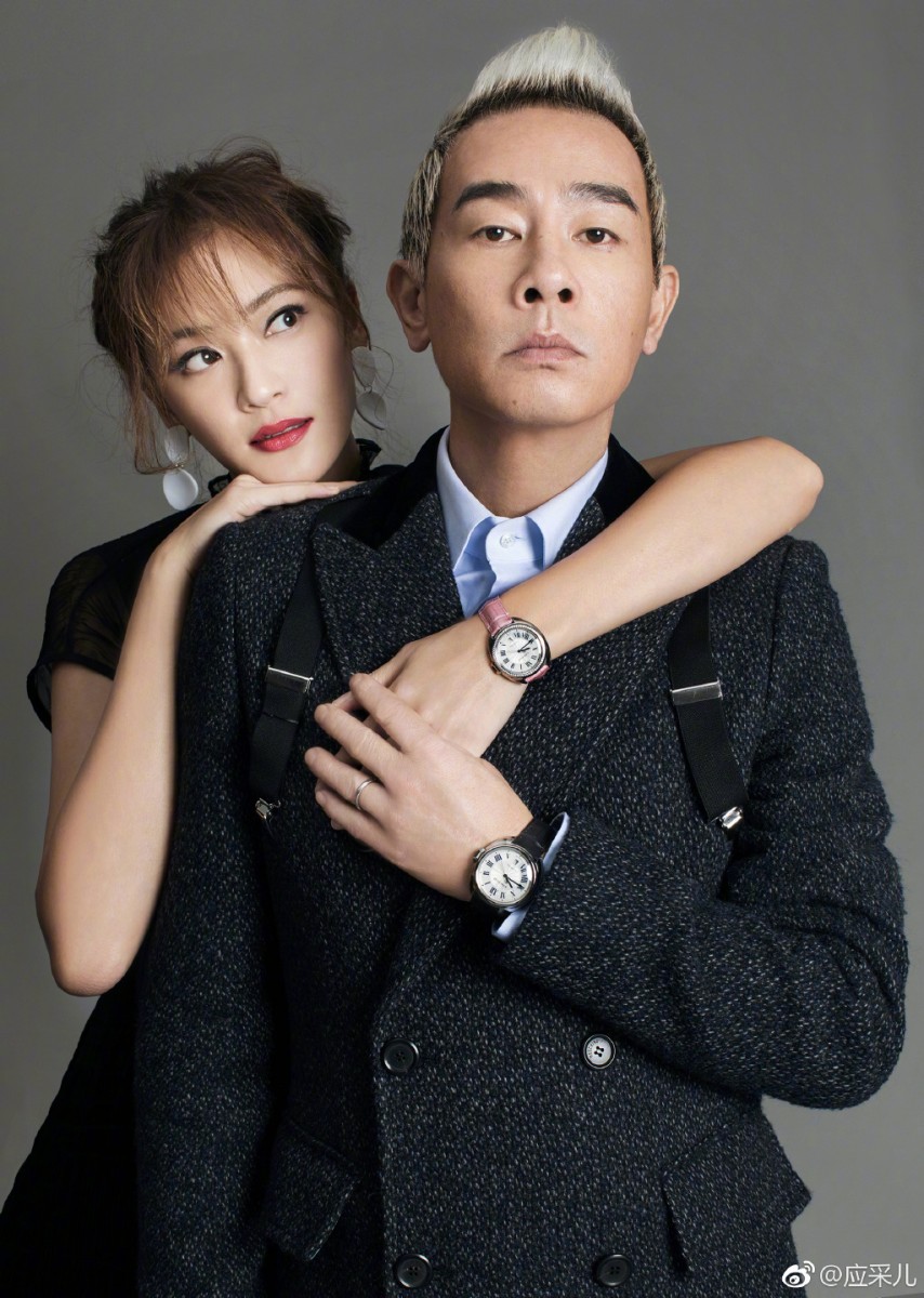 为了应采儿,陈小春收敛自己的暴脾气,不再如年轻时那样流连夜店、天天喝酒,而是心甘情愿被自己最喜欢的姑娘收服,甚至还骄傲地夸奖对方「我老婆最大的优点就是能管住我」。