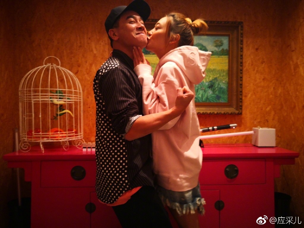 陈小春曾经分别在不同节目对应采儿真情剖白过:「我这辈子最大的荣幸,就是应采儿叫我老公」、「应采儿对我做过最浪漫的事,就是嫁给我」。