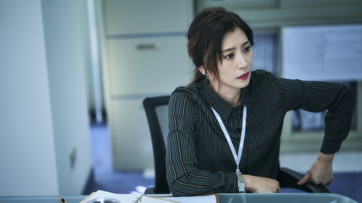《我們與惡的距離》賈靜雯扮演霸氣新聞部主管，經常對下屬發飆_公視提供