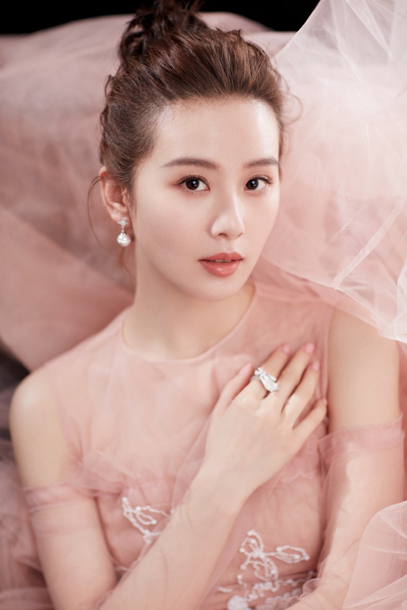 刘诗诗32岁依旧拥有18岁少女般冻龄美肌