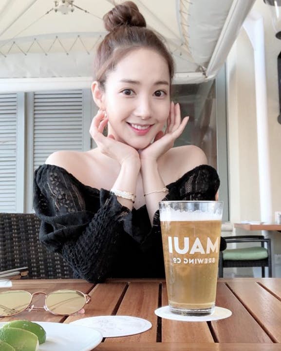 用手摸脸会导致痘痘粉刺问题