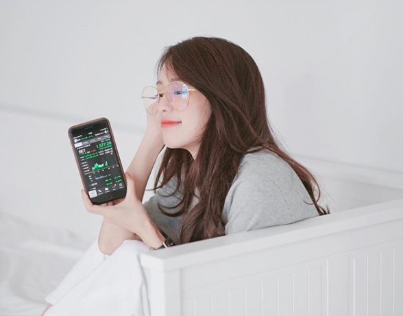 美国研究发现睡前滑手机会导致你变老变胖 记忆力下降!