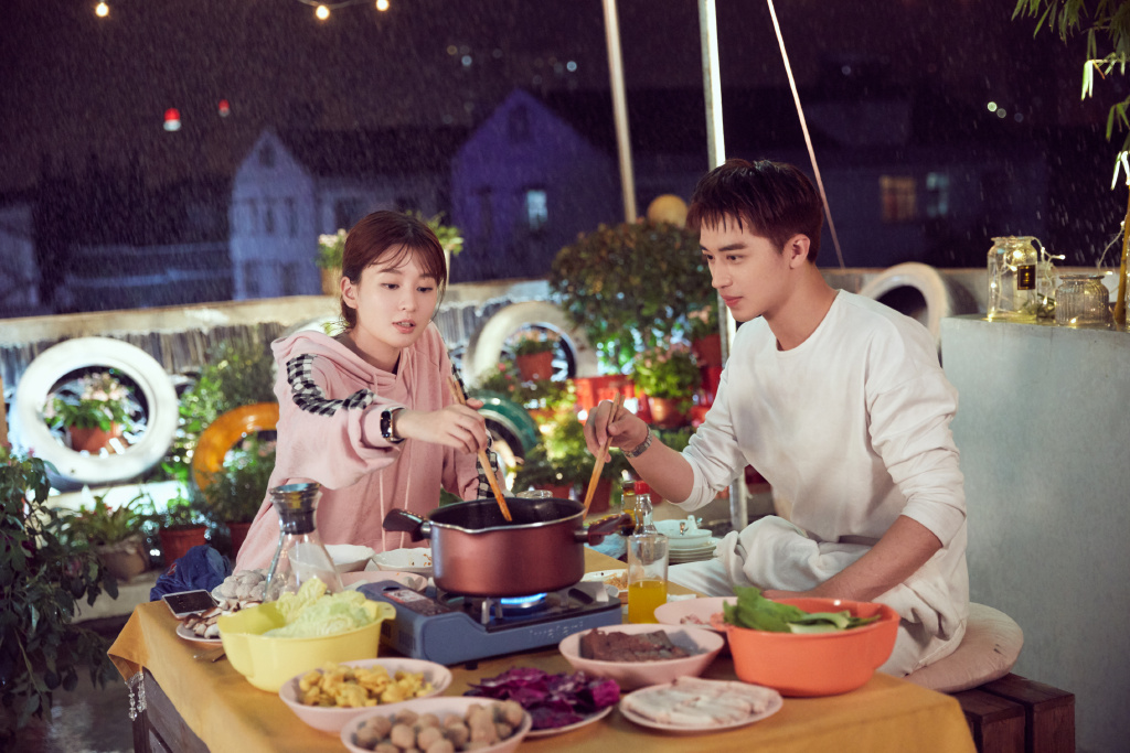 摩天轮这样的娱乐设施，其实是要两个相爱的人坐在一起，缓缓地升入空中，跨越天空才存在的。然后每一个小车厢，就像是一颗颗糖果一样，承载了恋爱中最甜蜜的回忆。