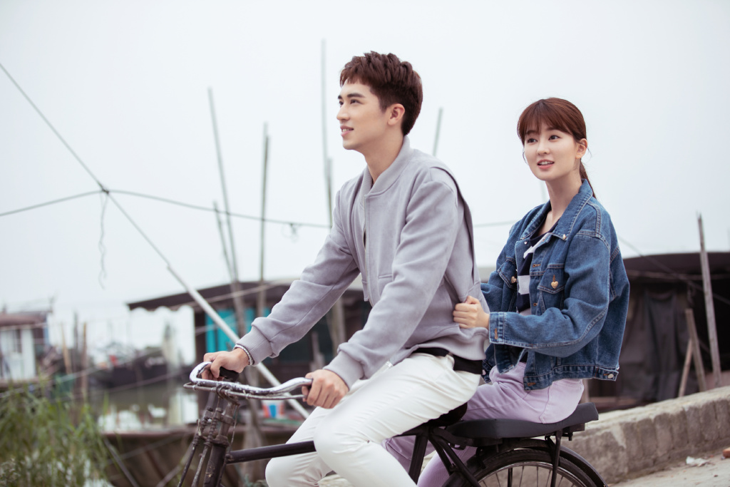 每次我以为你会在角落里哭泣的时候，你都笑着出现在我面前。