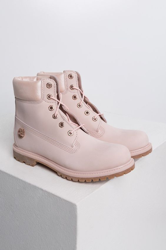 Timberland淡樱花粉色短靴无论搭配什么风格的OOTD都很合适!