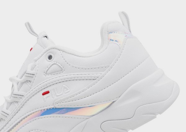 Fila Ray白色炫光 不同灯光下呈现不一样的色泽