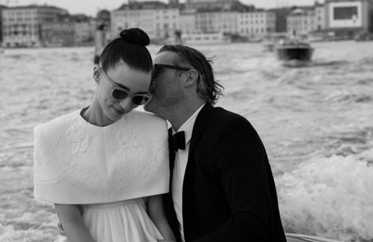 Joaquin和Rooney被影迷称作怪咖情侣 谱出一段富家女爱上平凡男生的故事