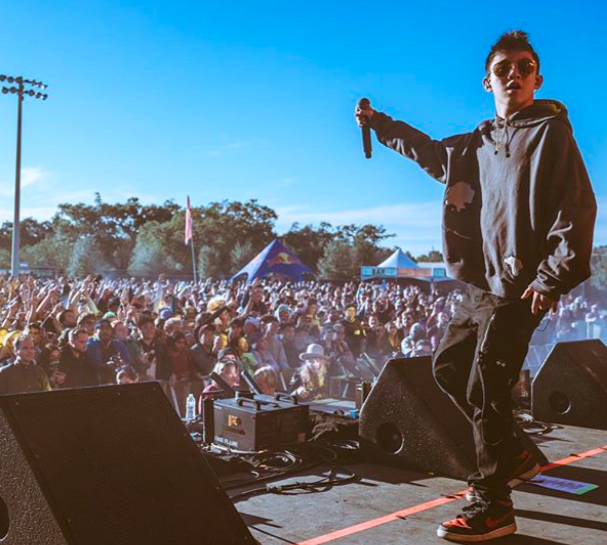 印尼饶舌歌手Rich Brian在演唱会上对前排粉丝一见钟情