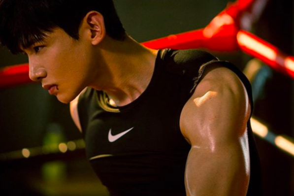 白敬亭为《荣耀乒乓》练出好身材