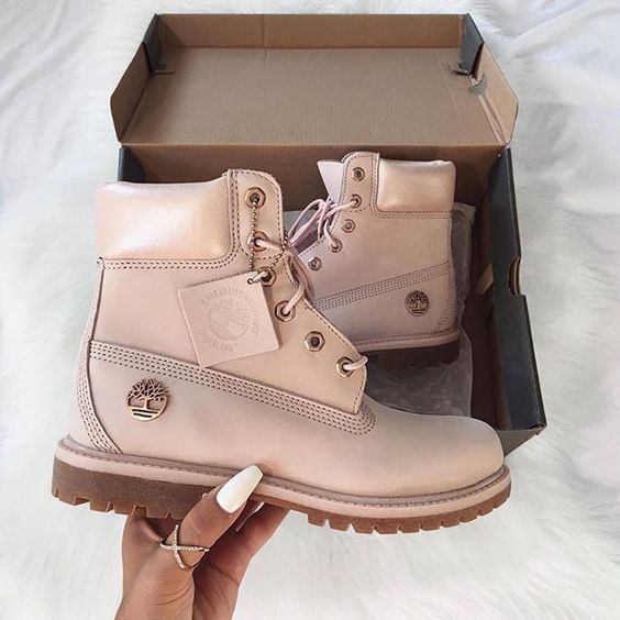 棕色系鞋底和粉色鞋面色泽超相衬