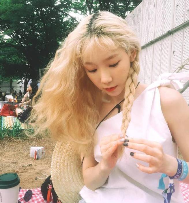 除了一般会绑的马尾、公主头,不妨也试试辫子造型吧!