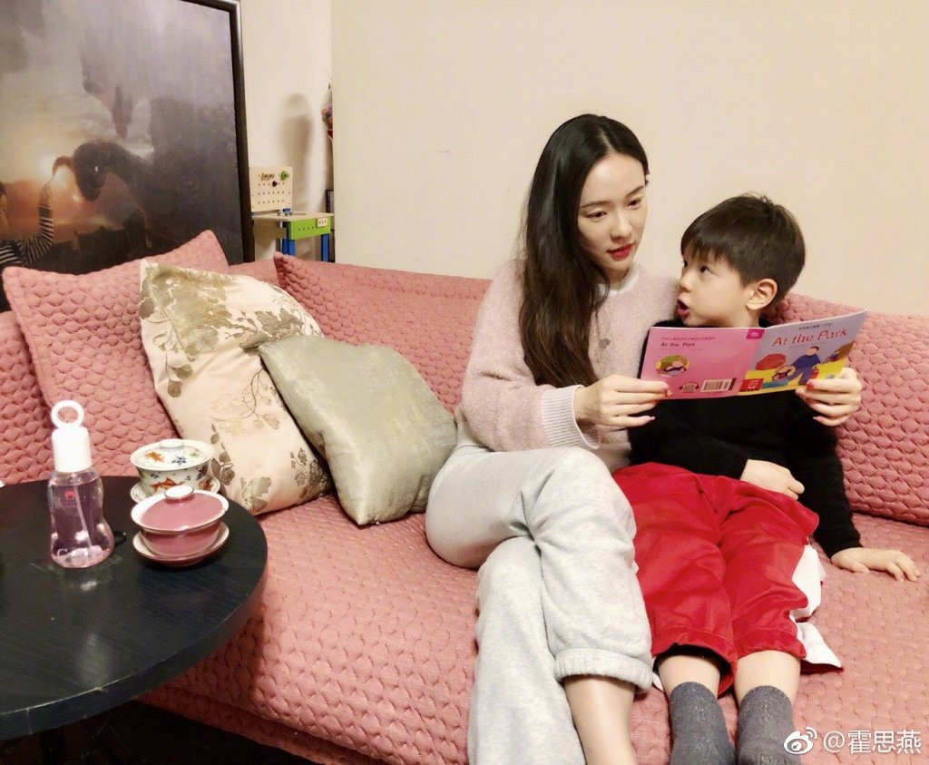 霍思燕对香蕉的过敏程度很严重 是和失去母亲的早年经历有关