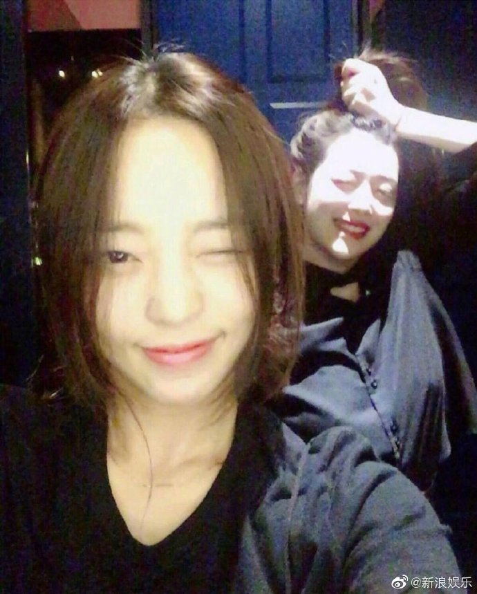 总是那么漂亮的荷拉吖，希望在天堂你已经和你的姐妹淘雪莉相遇了。