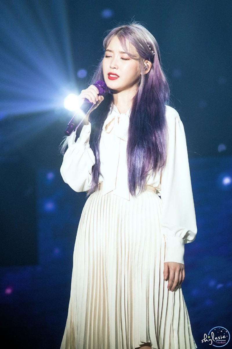 IU在演唱会谈及「一个特别的朋友」令人鼻酸