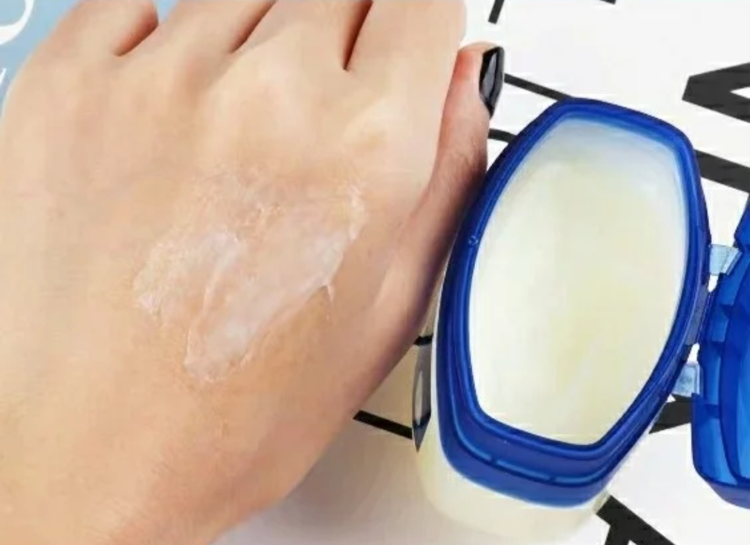 凡士林千万不能涂在伤口上 这很大可能导致发炎问题