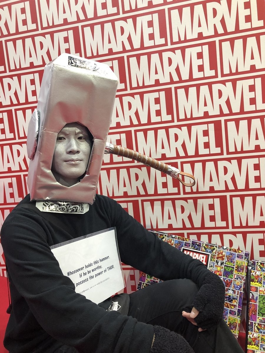 日本网友 @idolzukinoOzi3 脑洞大开把自己COS成「雷神之锤」，成功被偶像翻牌！