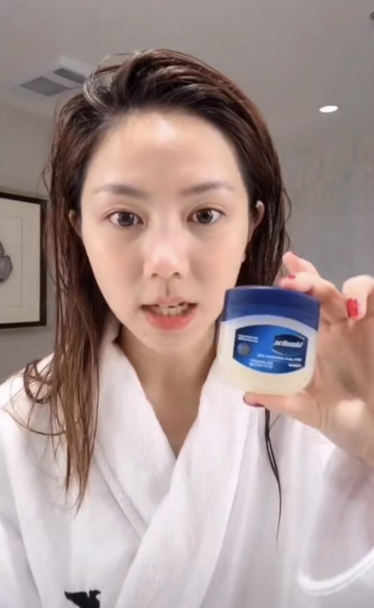 邓紫棋曾在小红书上推荐使用凡士林Vaseline当面膜急救肌肤