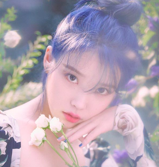 IU以轻柔的《Love Poem》,给疲惫的每颗心送上温暖抚慰