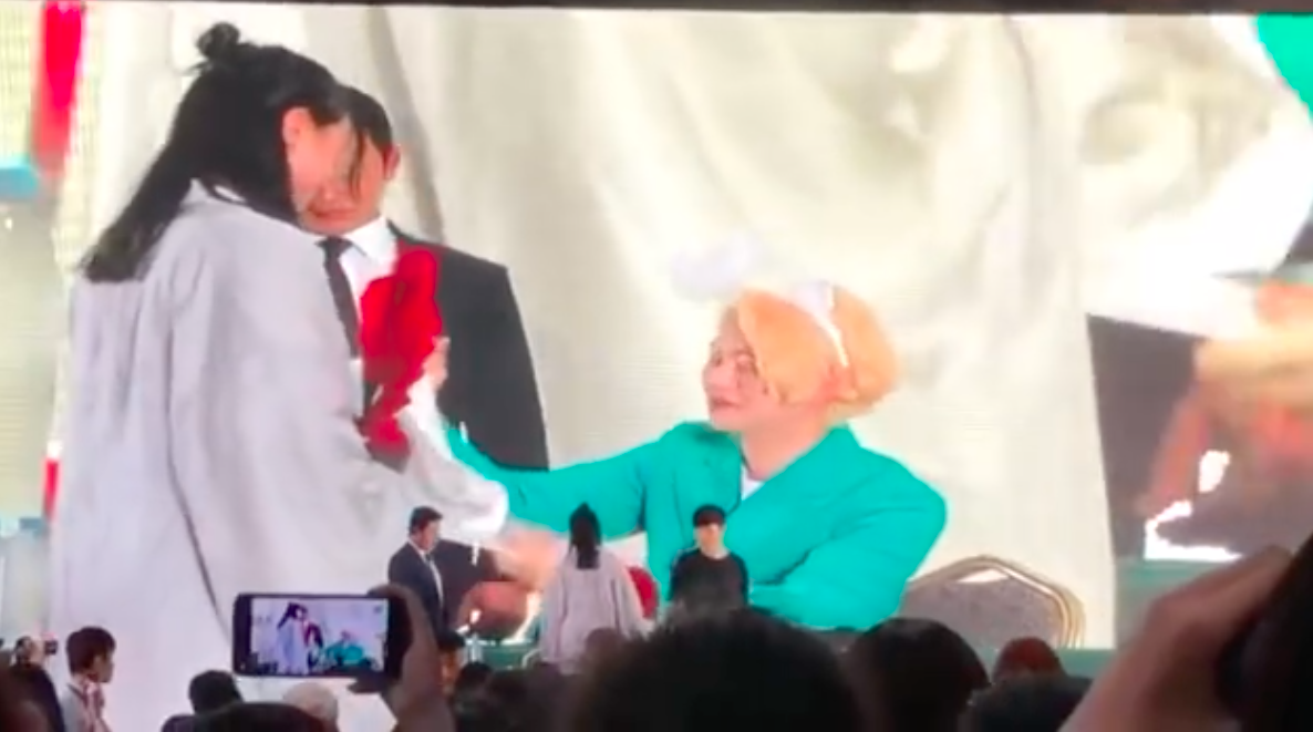 一名女粉丝将自己COS成周芷若造型见金希澈