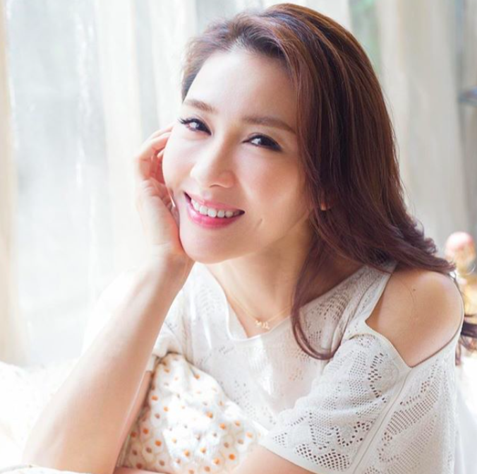 如今黎姿改名黎珈而,退出演艺圈转档商界女强人
