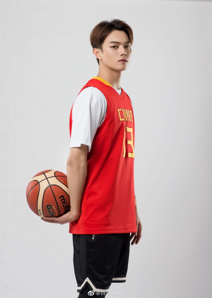 许凯浓眉大眼超级帅气 自演出《延禧攻略》富察傅恒一角后人气攀升