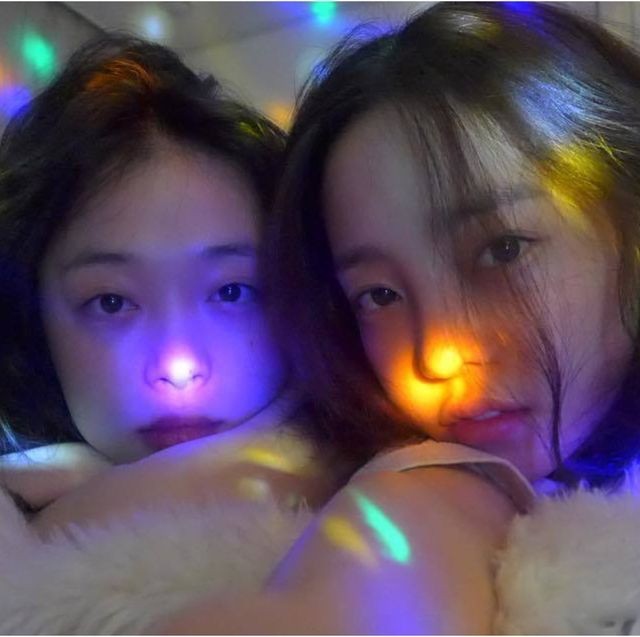 当时粉丝不禁担心同样患有忧郁症、曾试图轻生的具荷拉，会因承受不住挚友的离世情绪崩溃