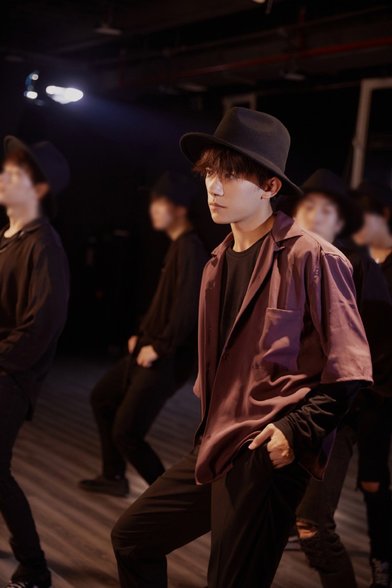 易烊千玺：什么都不做，才会来不及。