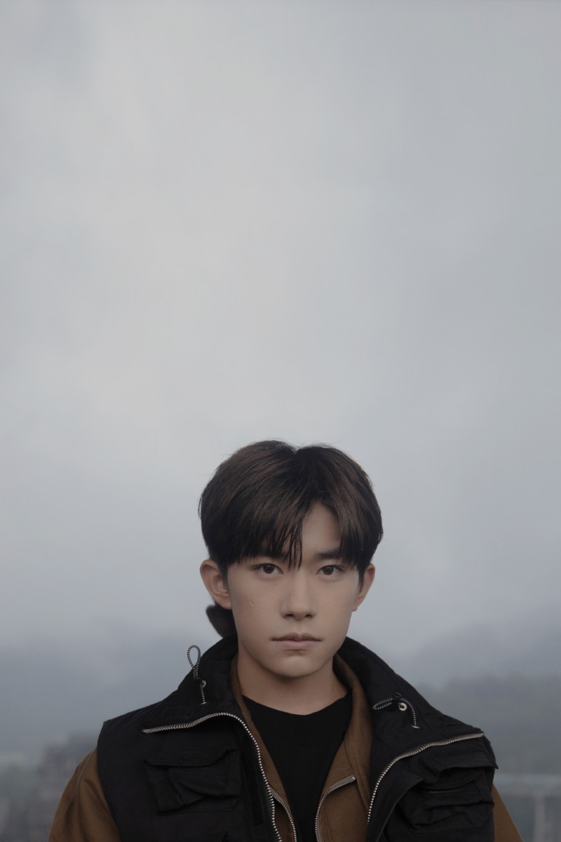 易烊千玺：你一定要比现在更努力，才可以让那些流言蜚语变得不痛不痒。