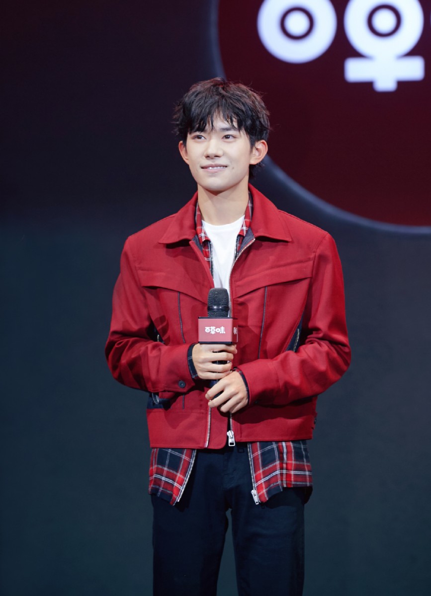 易烊千玺：只有自己能对自己完全负责，不要让自己失望。