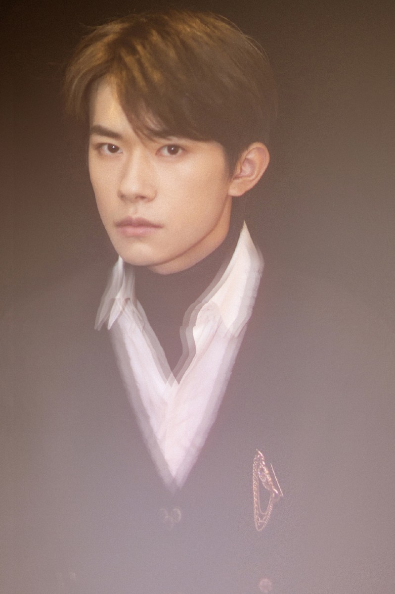 易烊千玺小小年纪开始在演艺圈打滚，一直以来的努力大家有目共睹 