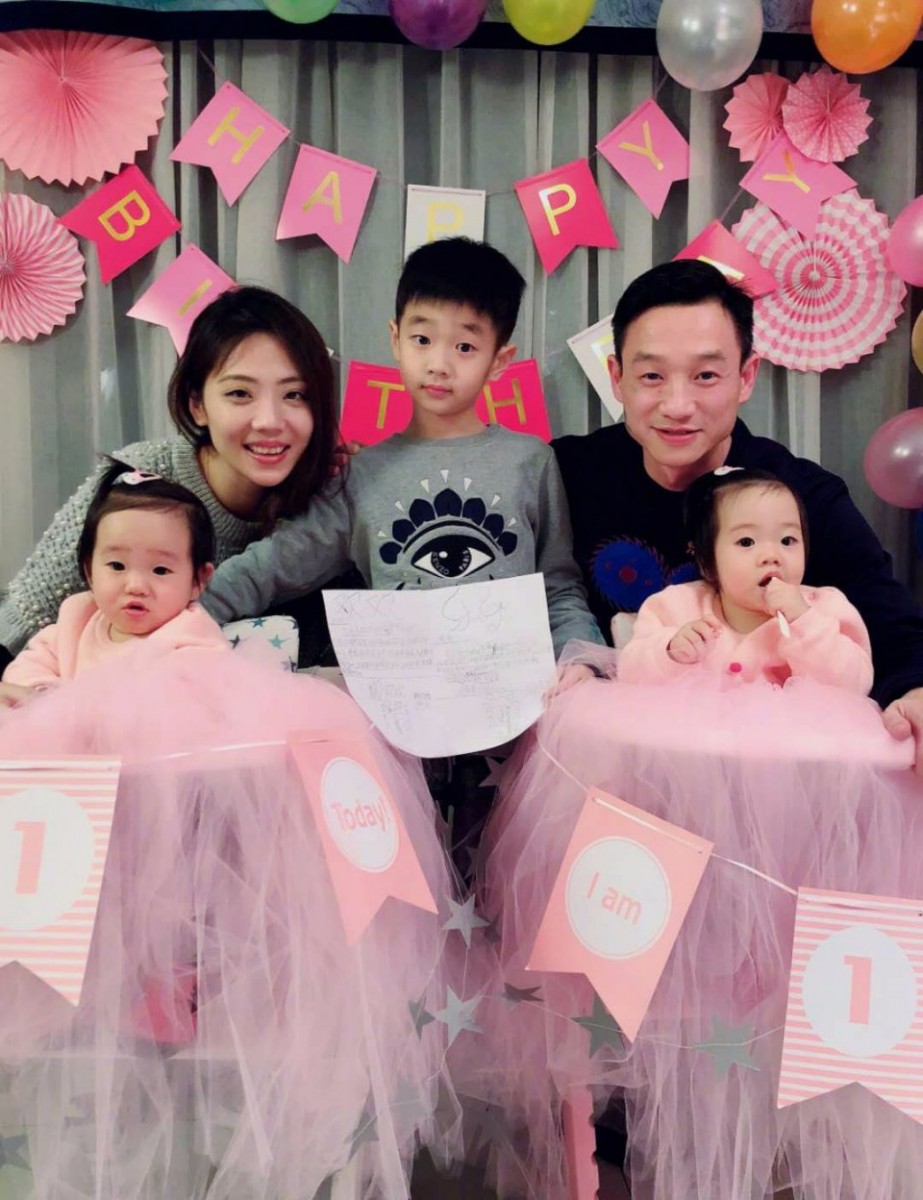 杨威 x 杨云:「十年前天涯海角我们牵手在一起,十年后我们已离不开彼此,不管再有几个十年,不管在哪里,我一定会牵住你的手,陪伴着你。」