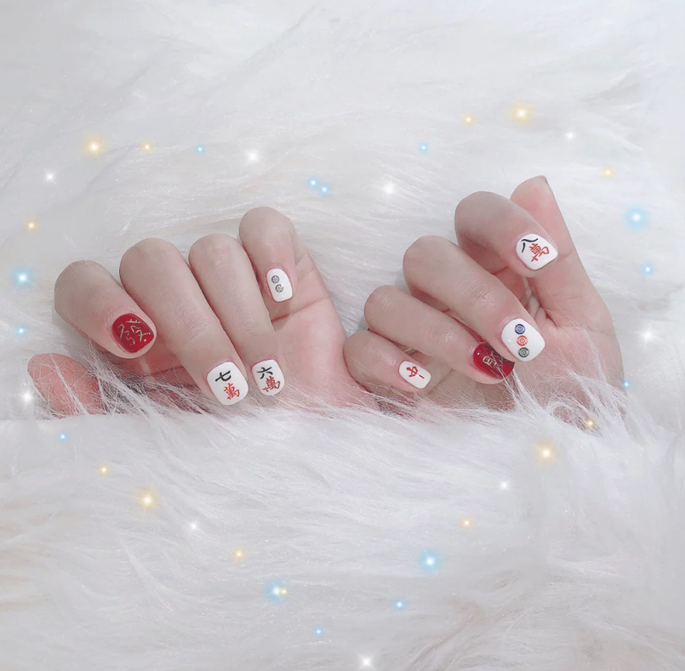 麻将图案配上喜庆红色美甲，跳色设计意外地好看
