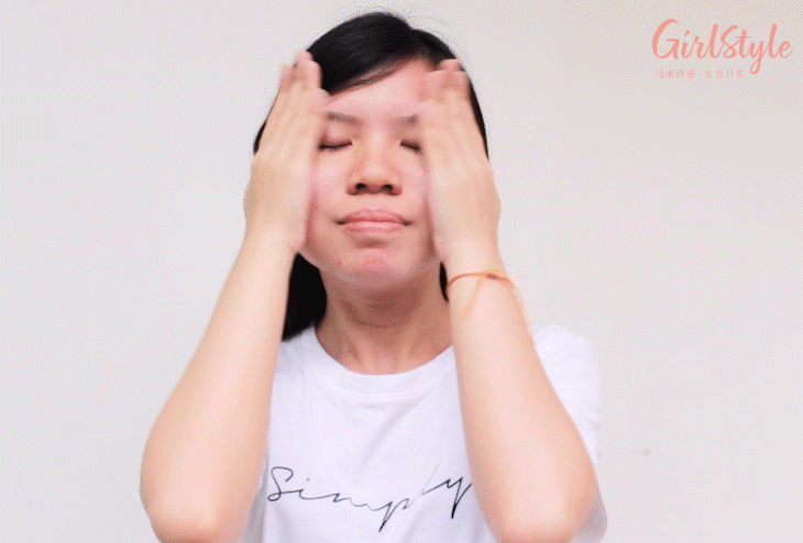 挤出YSL夜皇后精华后,在手心搓揉推开,然后在脸上从内到外、从下至上涂抹+按摩全脸,最后按压促进吸收。