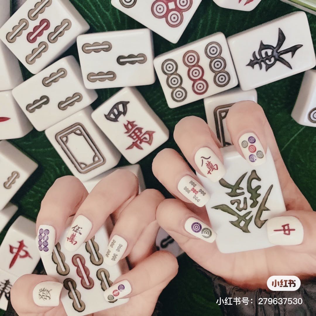 小红书上爆红的新年美甲 - 麻将美甲设计