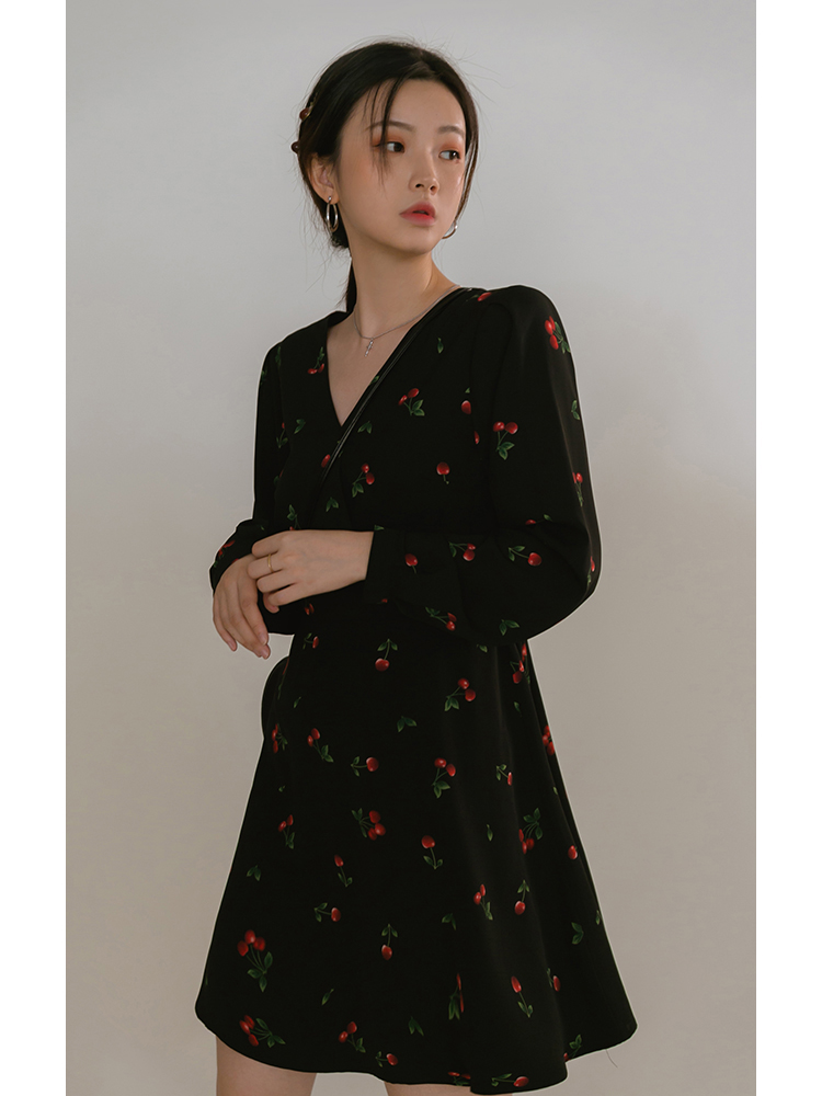 酷美感樱桃小黑裙