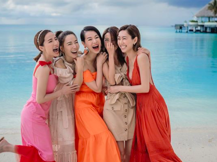 未必要有太大动作,并排摆拍时自然的微笑就足够好看!