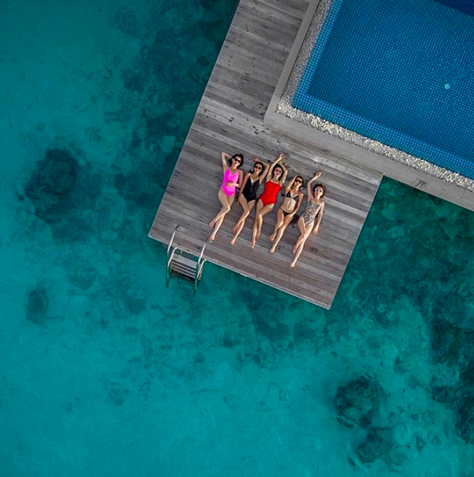 一起透过胡说八道会成员们洗版的旅游照,学习如何掌握闺蜜合照拍摄Tips