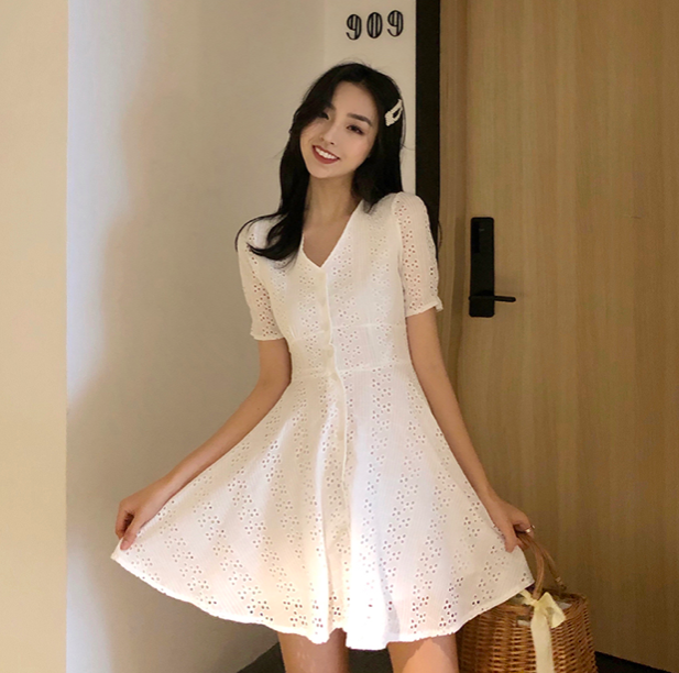 白色镂空连衣裙