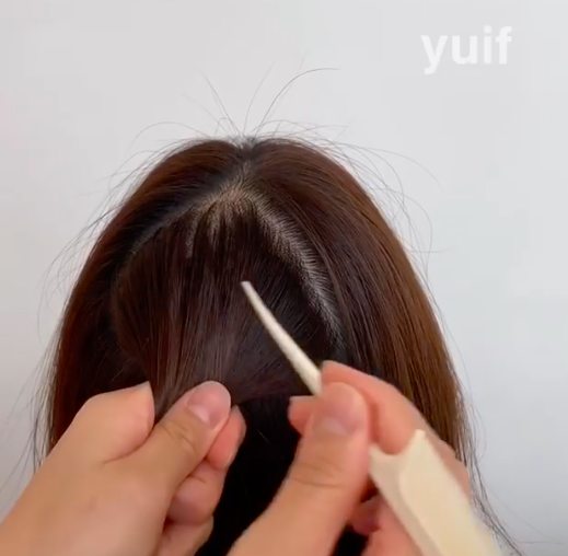 首先后脑勺分界线明显的部分,抓起周围头发分出一个三角形